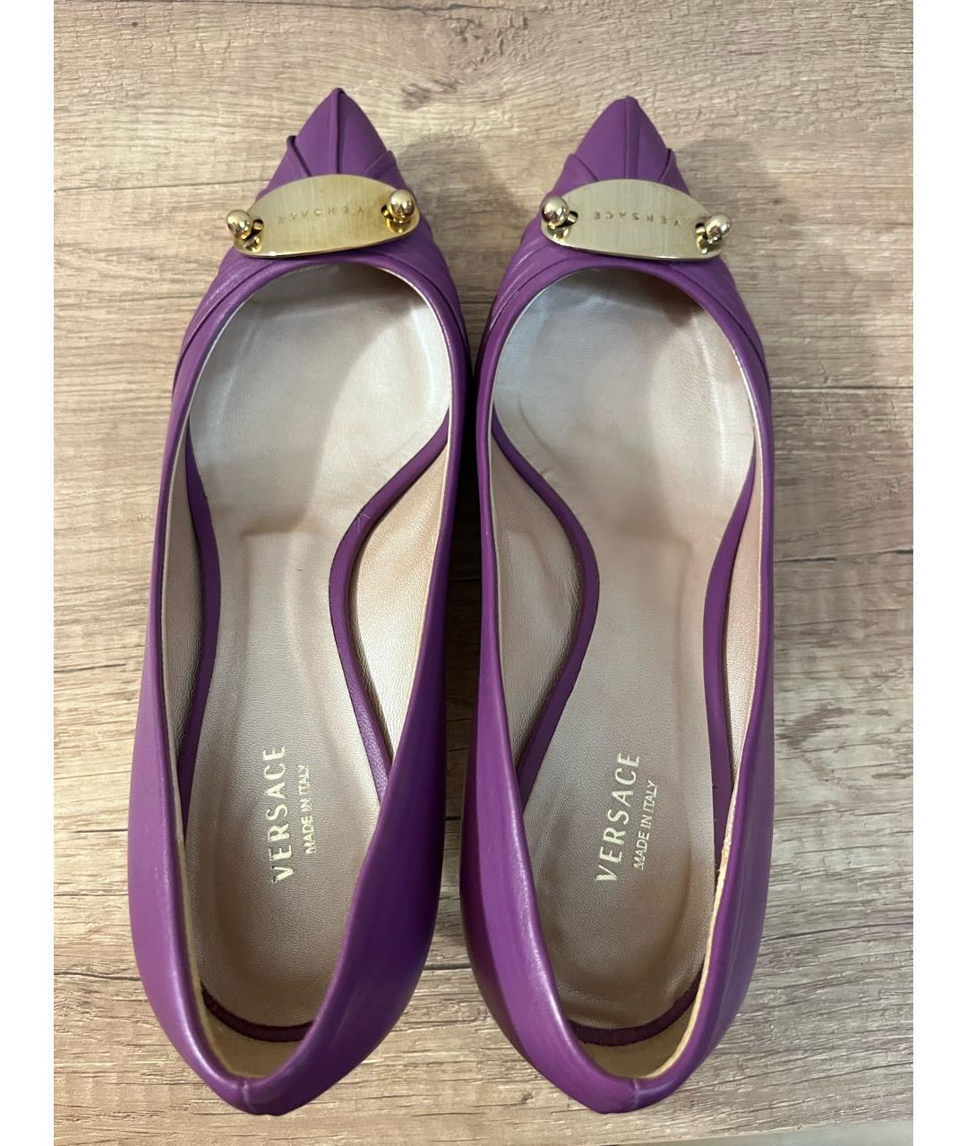 VERSACE Фиолетовые кожаные лодочки на низком каблуке, фото 3