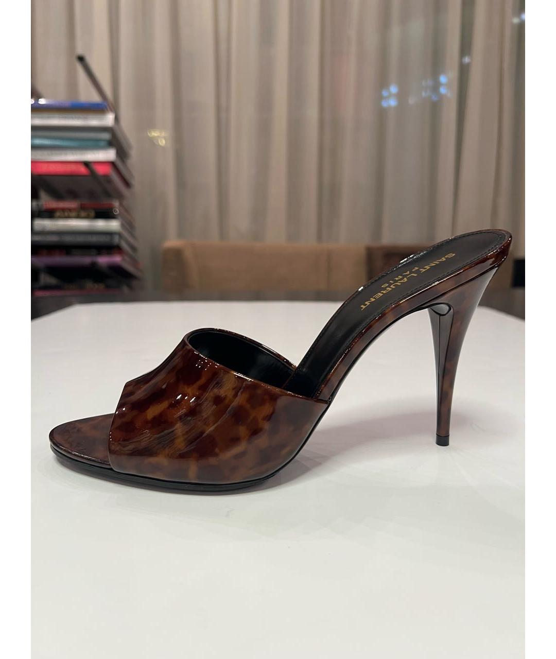 SAINT LAURENT Коричневые мюли из лакированной кожи, фото 5