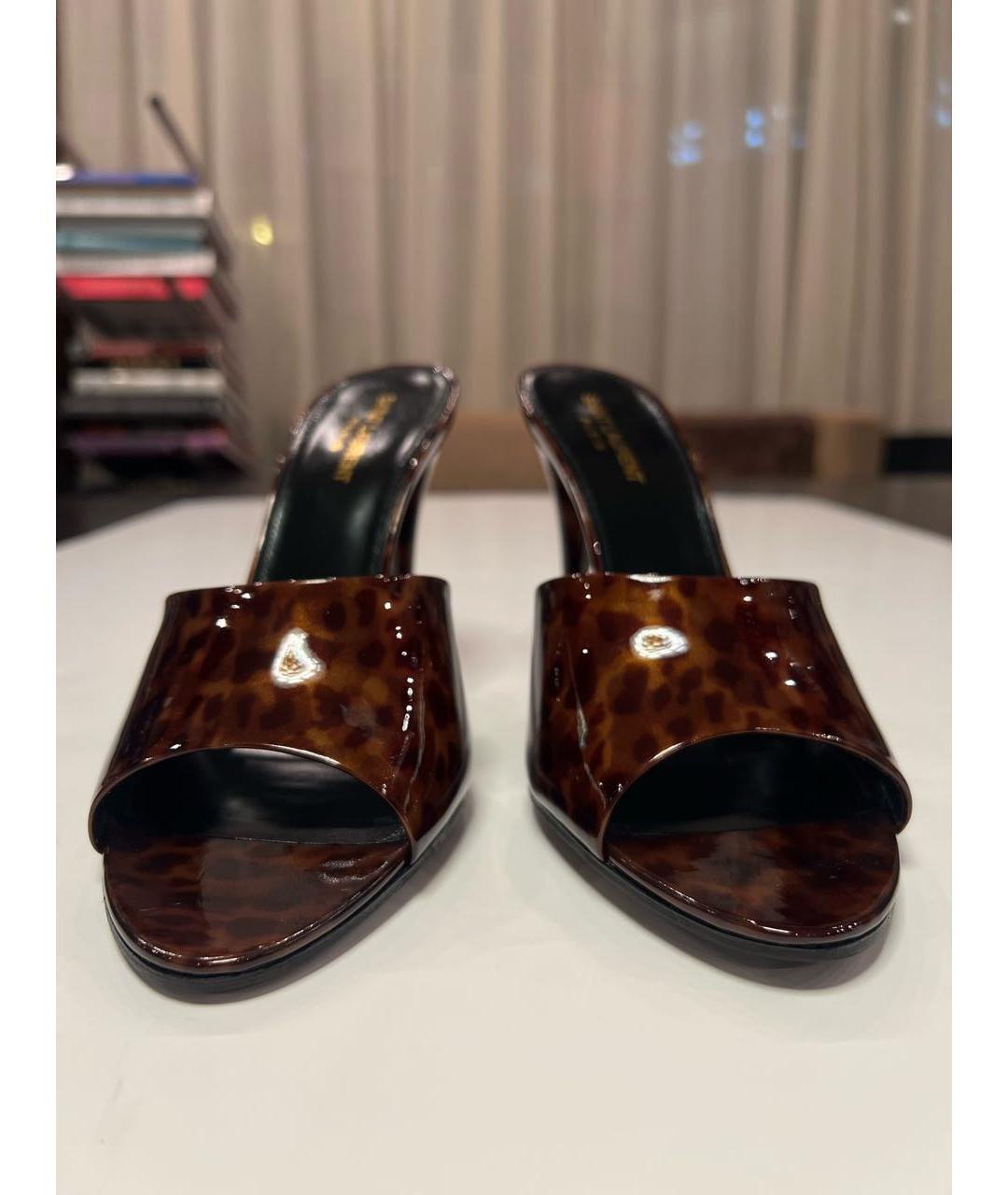 SAINT LAURENT Коричневые мюли из лакированной кожи, фото 2