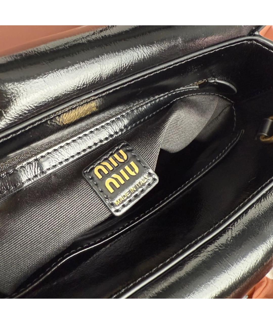 MIU MIU Черная сумка с короткими ручками из лакированной кожи, фото 8