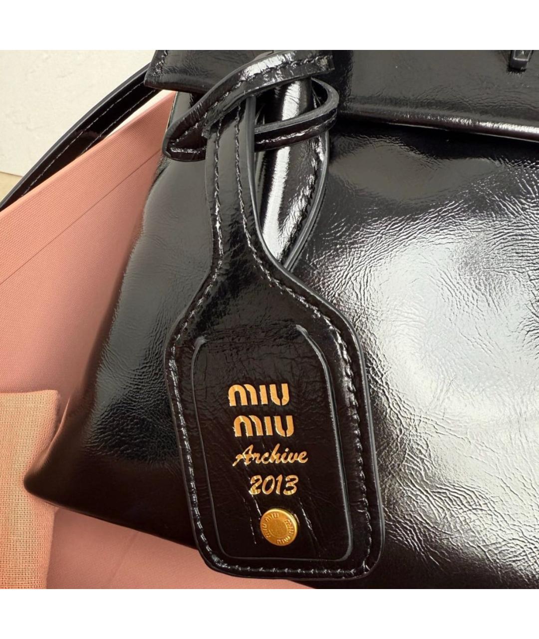 MIU MIU Черная сумка с короткими ручками из лакированной кожи, фото 6