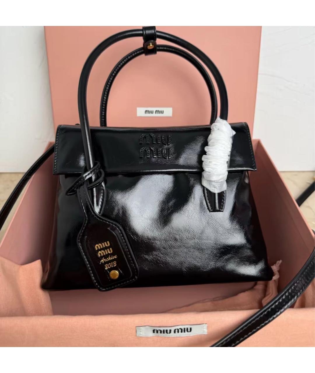 MIU MIU Черная сумка с короткими ручками из лакированной кожи, фото 5