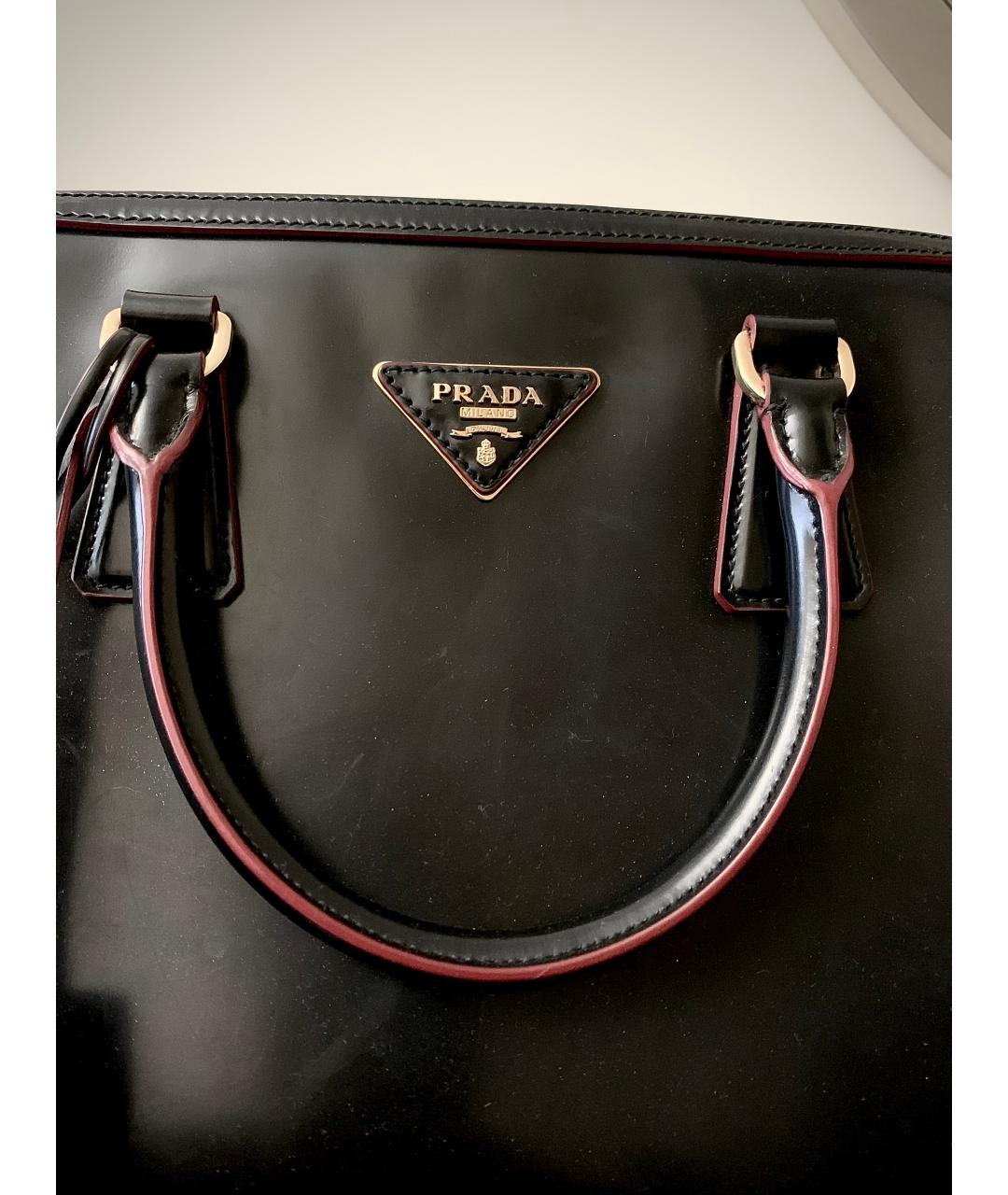 PRADA Черная сумка с короткими ручками из лакированной кожи, фото 3