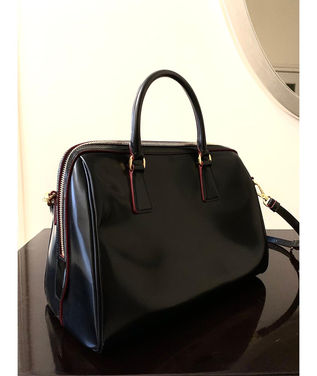 PRADA Черная сумка с короткими ручками из лакированной кожи, фото 6