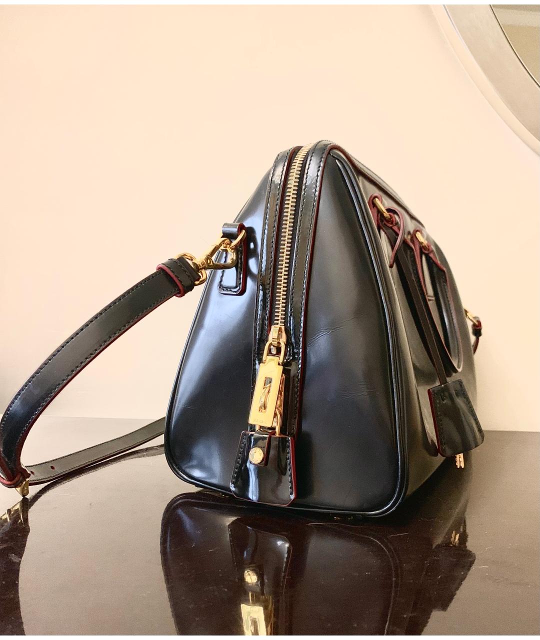 PRADA Черная сумка с короткими ручками из лакированной кожи, фото 2