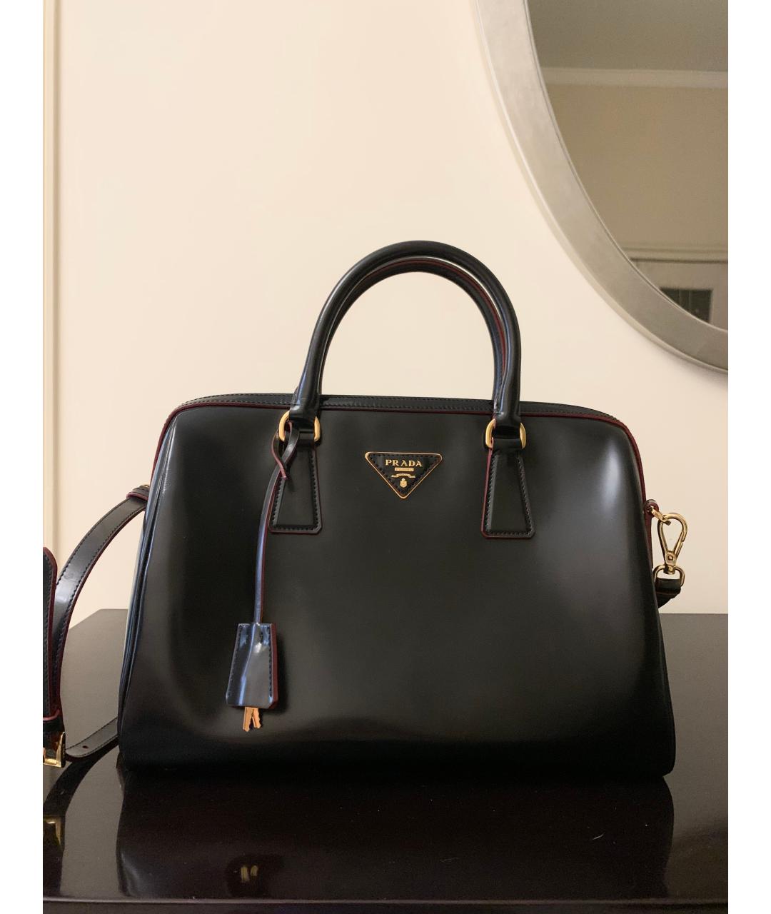 PRADA Черная сумка с короткими ручками из лакированной кожи, фото 5