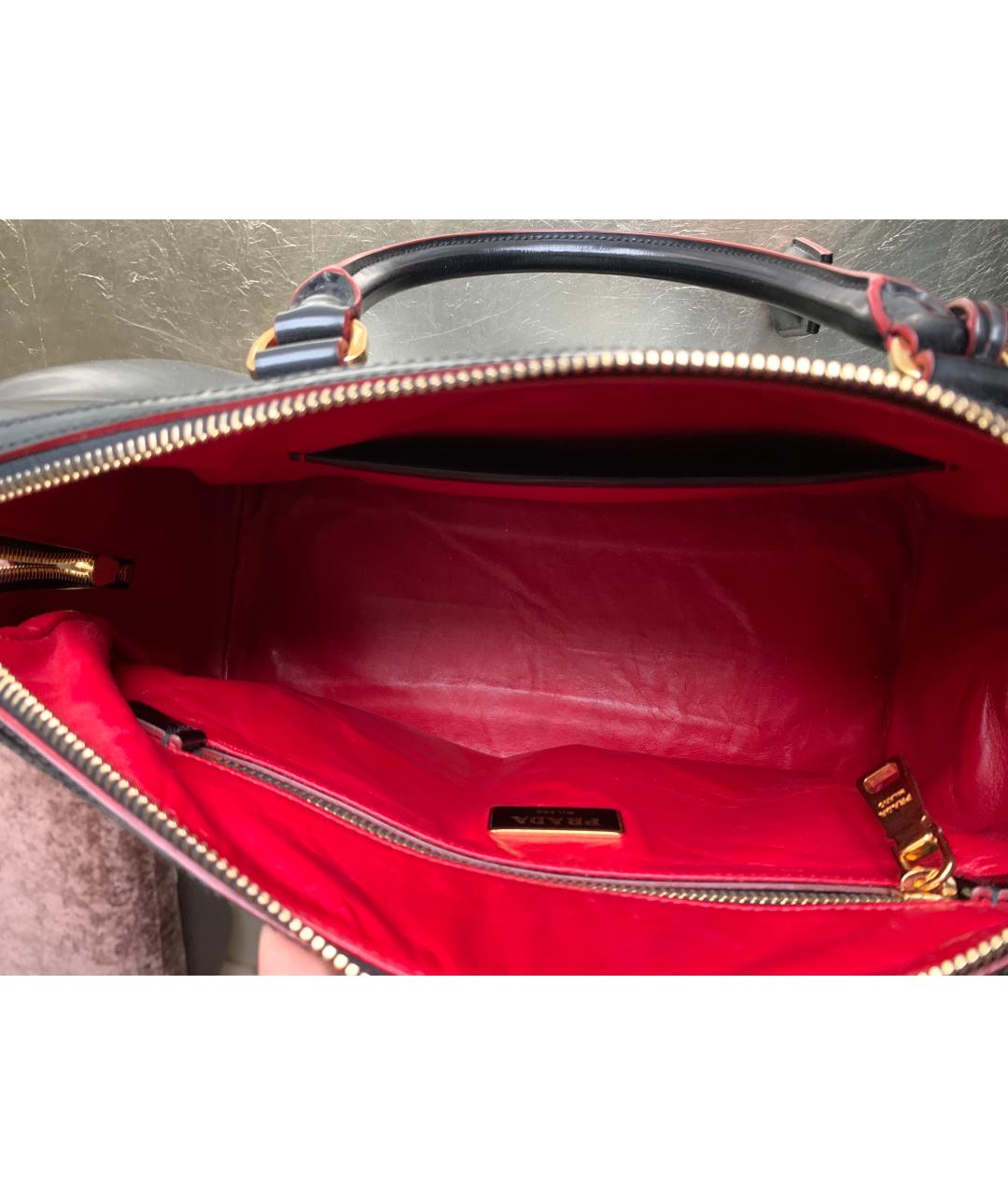 PRADA Черная сумка с короткими ручками из лакированной кожи, фото 4