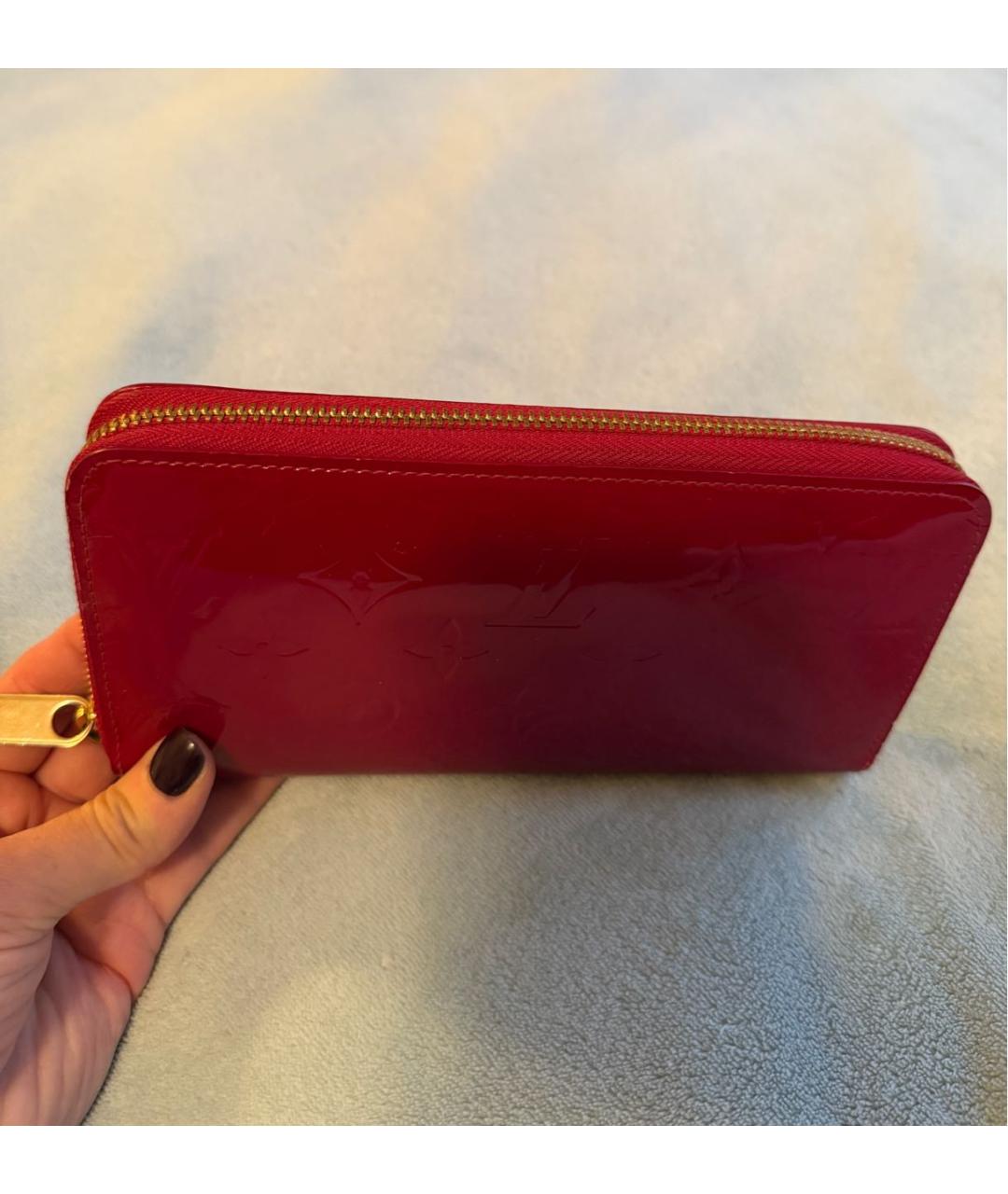 LOUIS VUITTON Бордовый кошелек из лакированной кожи, фото 3