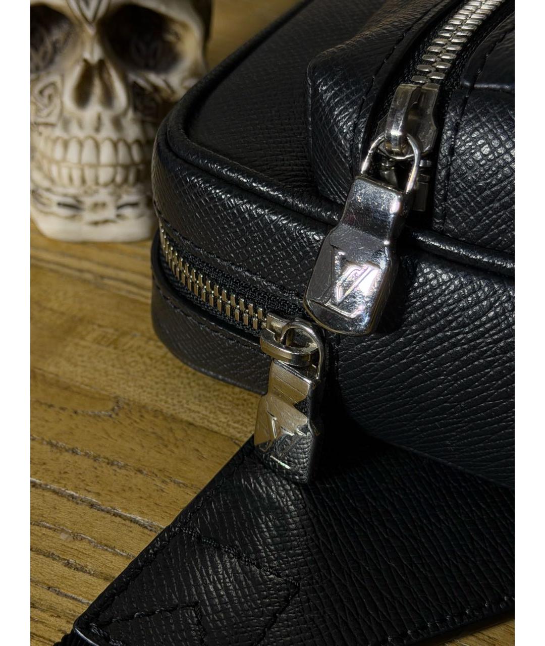 LOUIS VUITTON Черная кожаная барсетка, фото 5