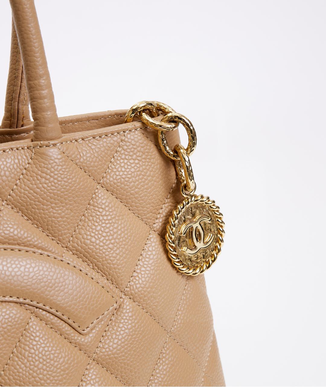 CHANEL Бежевая кожаная сумка с короткими ручками, фото 6