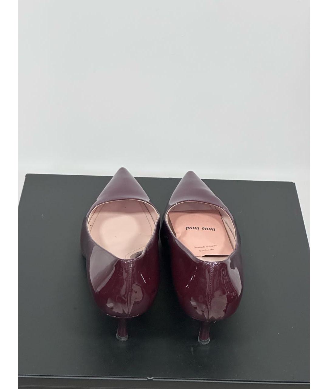 MIU MIU Бордовые лодочки на низком каблуке из лакированной кожи, фото 4