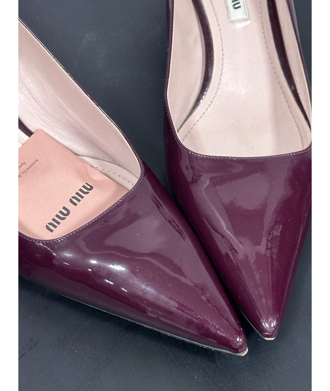 MIU MIU Бордовые лодочки на низком каблуке из лакированной кожи, фото 3