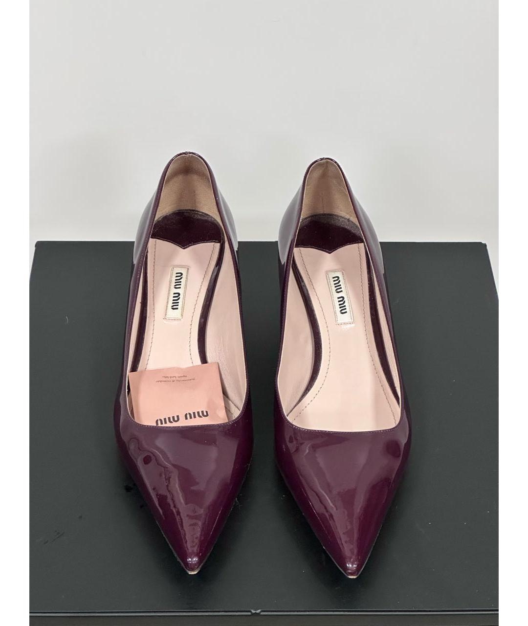 MIU MIU Бордовые лодочки на низком каблуке из лакированной кожи, фото 2