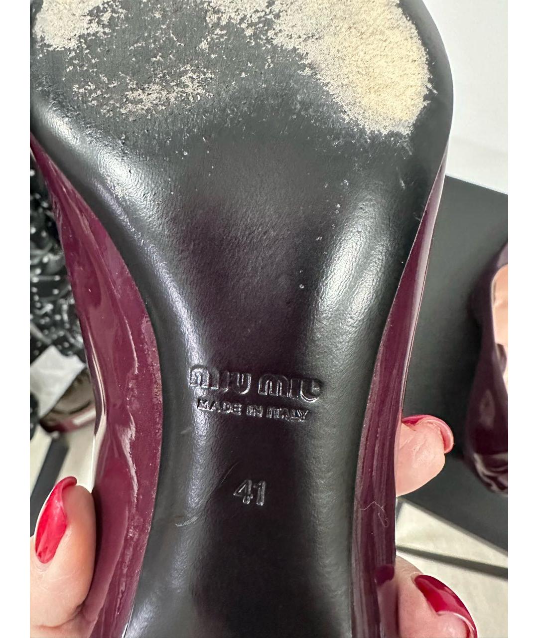 MIU MIU Бордовые лодочки на низком каблуке из лакированной кожи, фото 7