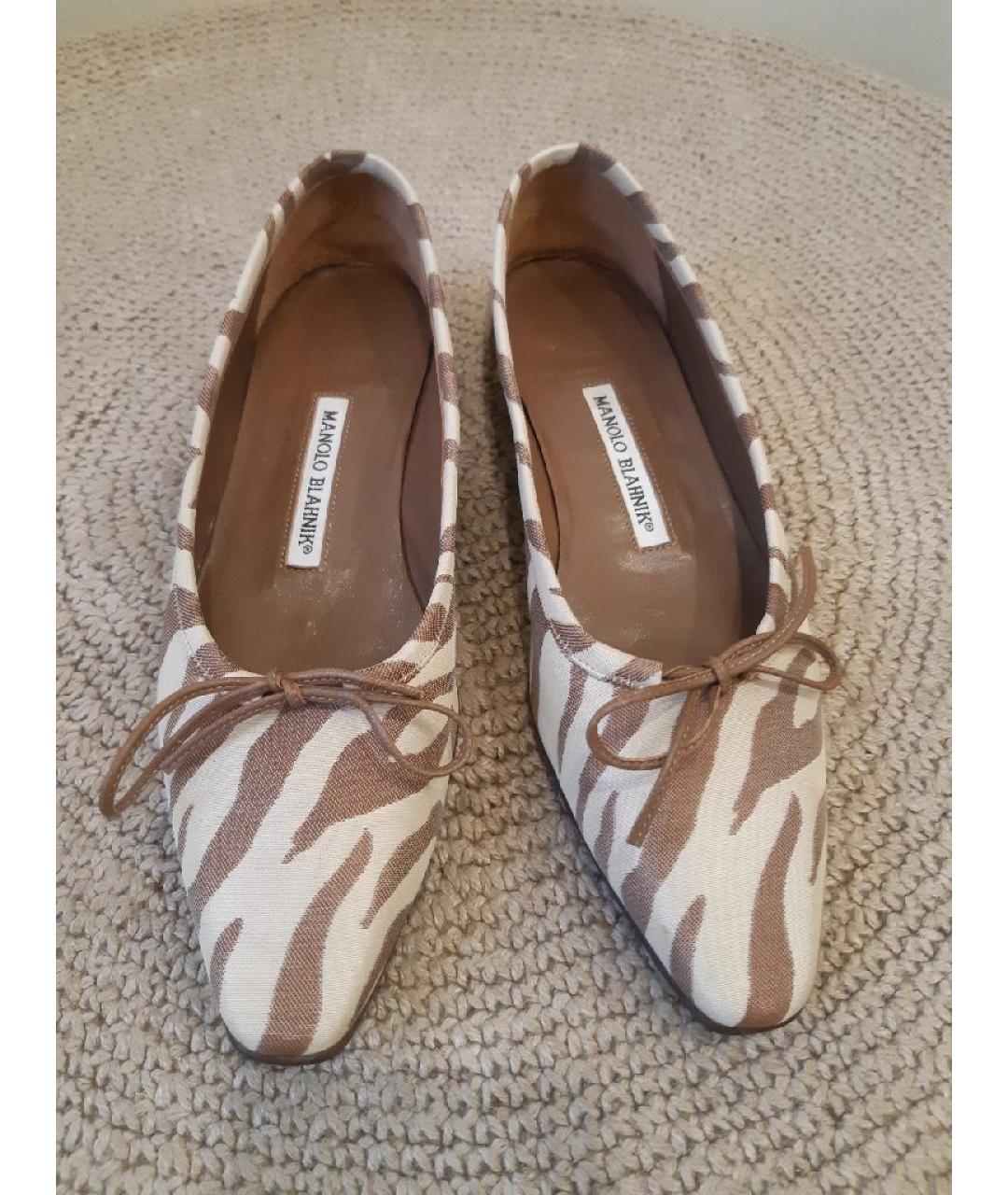 MANOLO BLAHNIK Бежевые текстильные балетки, фото 2