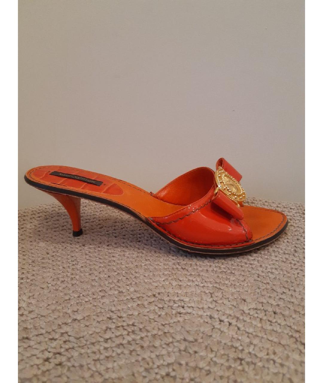 LOUIS VUITTON Красные кожаные мюли, фото 10