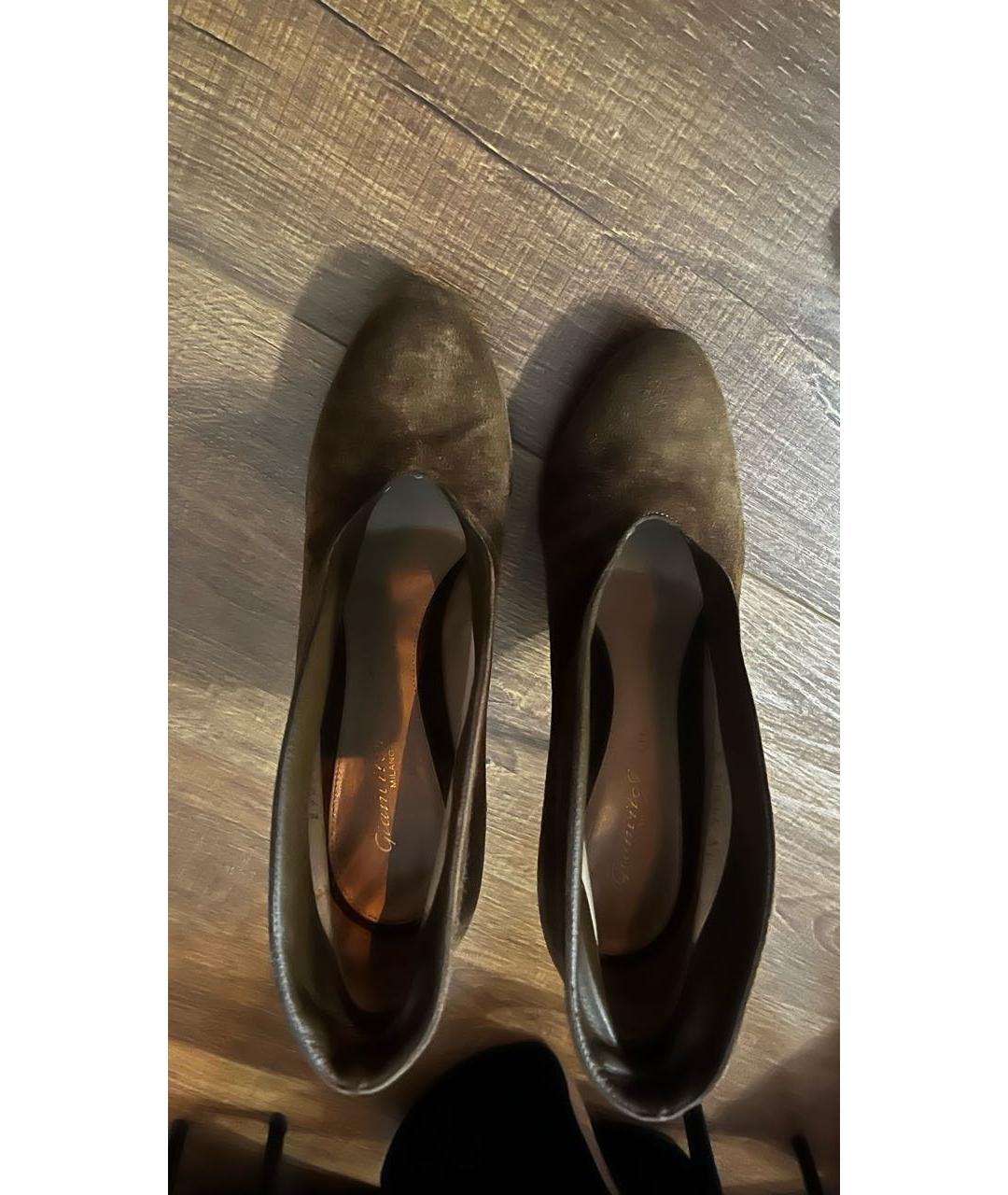 GIANVITO ROSSI Горчичные замшевые ботильоны, фото 2