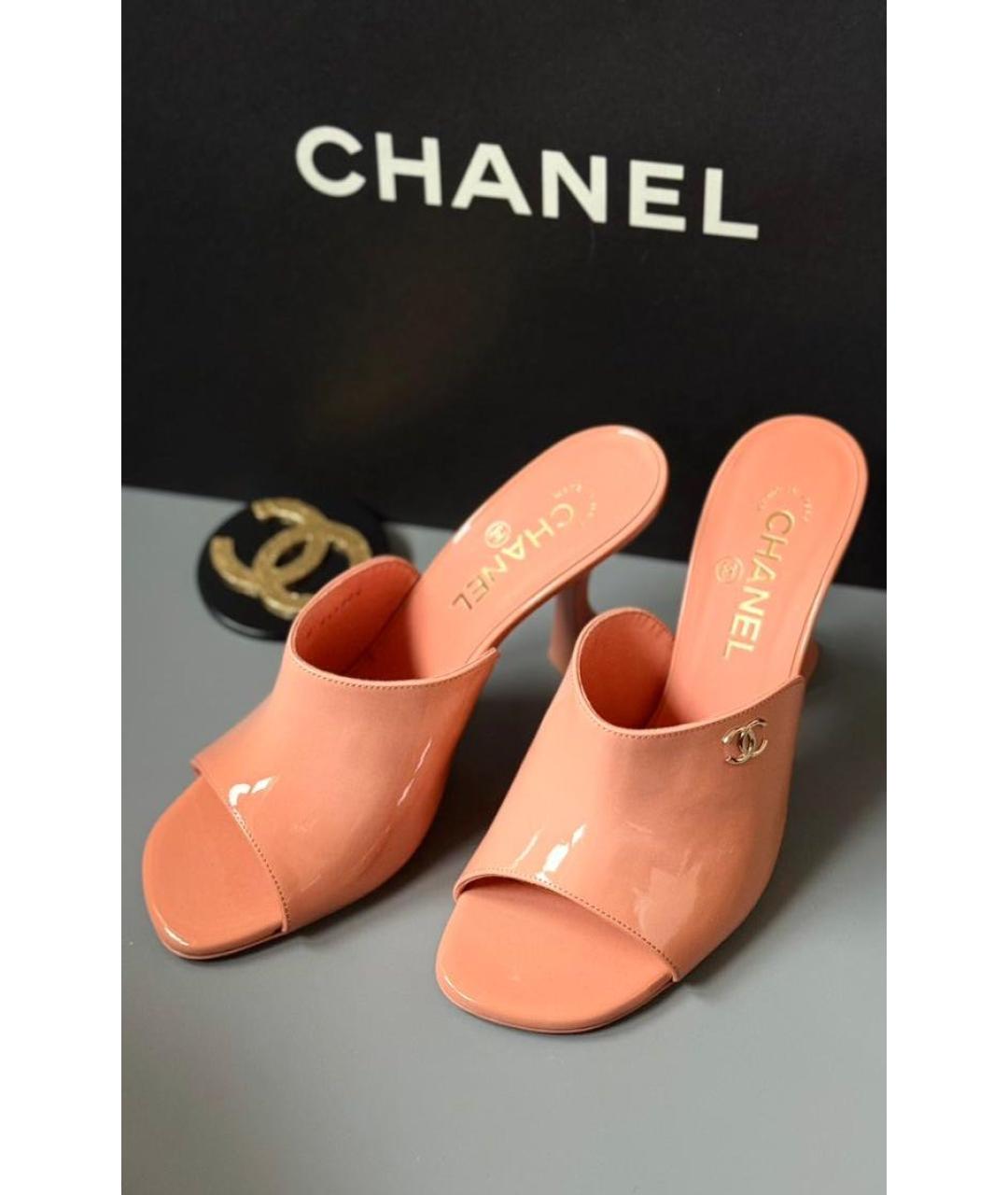 CHANEL Розовые мюли из лакированной кожи, фото 2