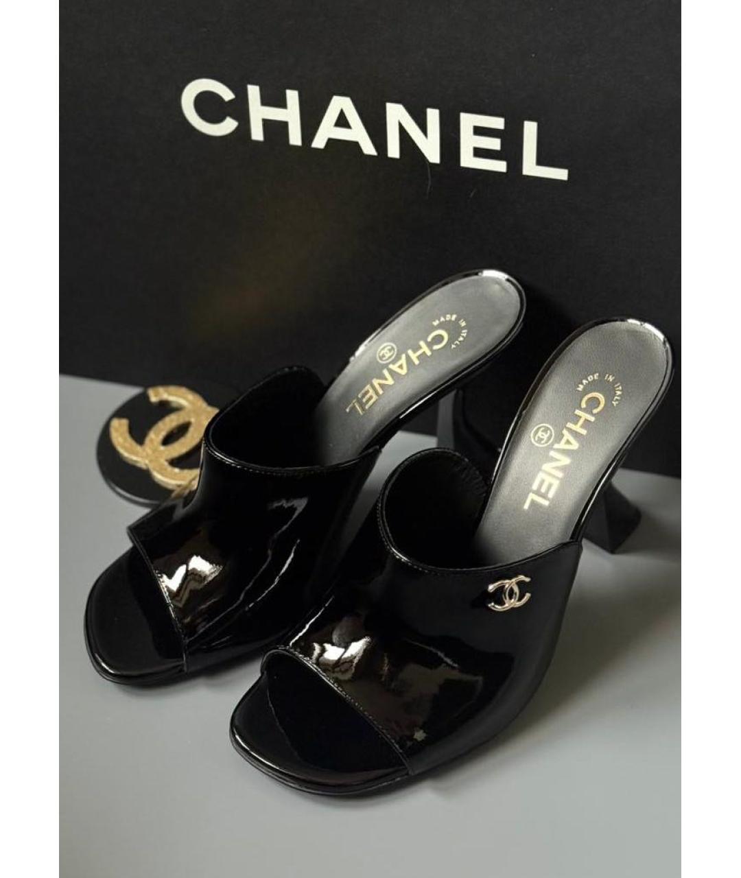 CHANEL Черные мюли из лакированной кожи, фото 3