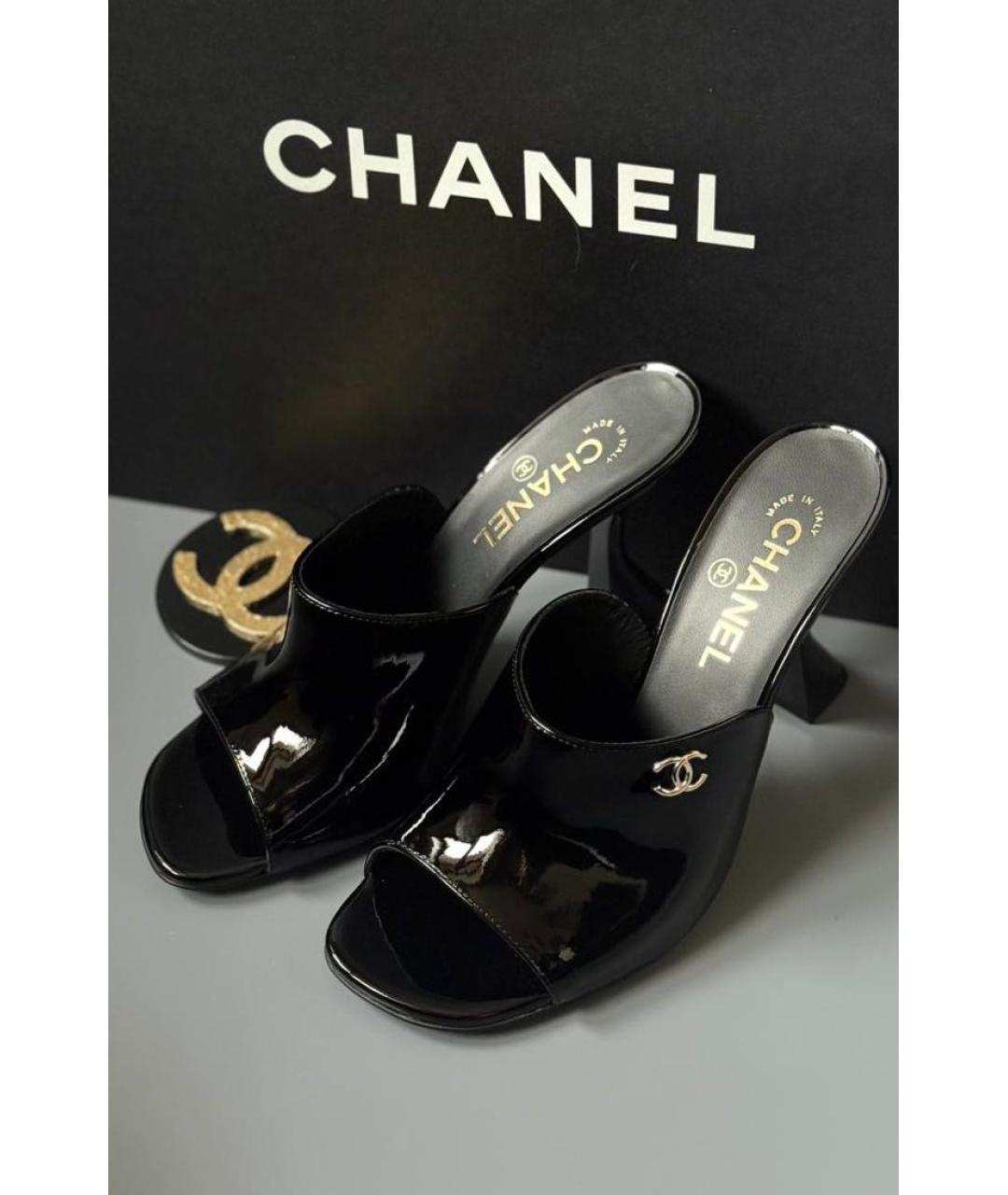CHANEL Черные мюли из лакированной кожи, фото 2