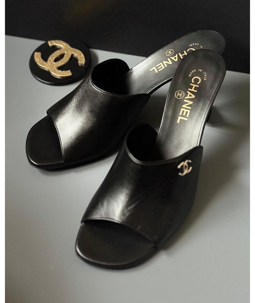 CHANEL Черные мюли из лакированной кожи, фото 2