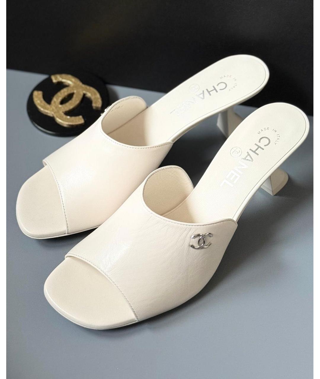 CHANEL Белые мюли из лакированной кожи, фото 3