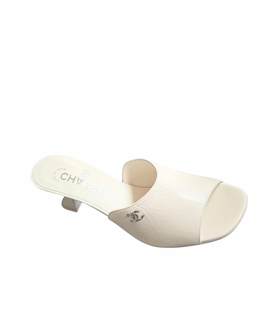 CHANEL Белые мюли из лакированной кожи, фото 1