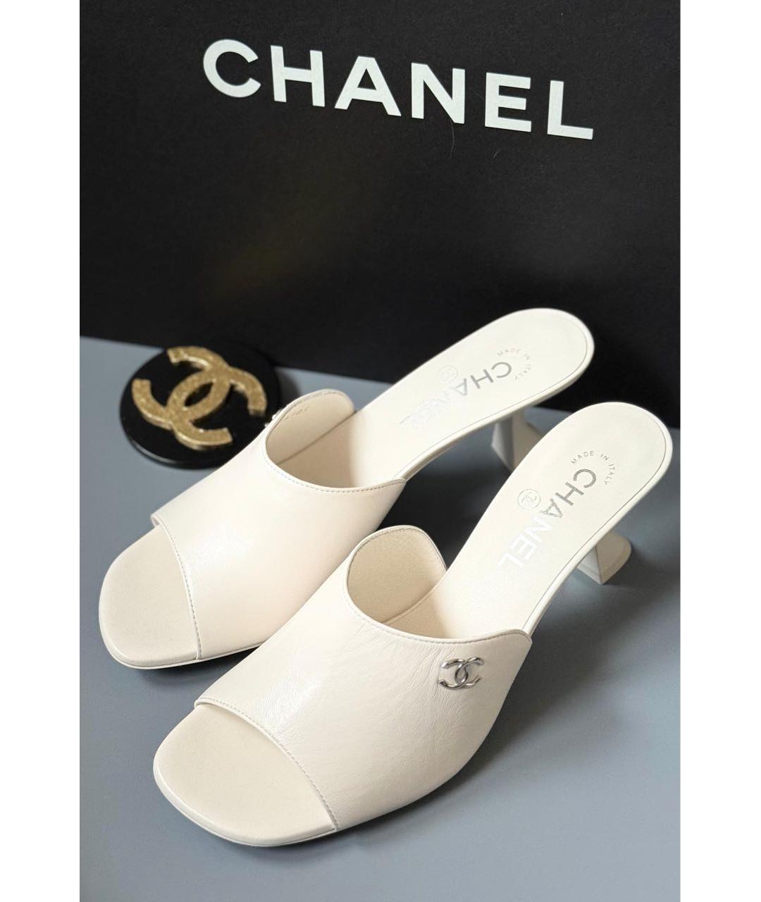 CHANEL Белые мюли из лакированной кожи, фото 2