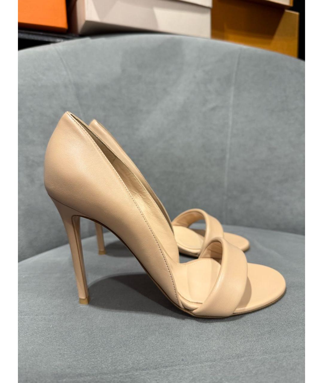 GIANVITO ROSSI Бежевые кожаные босоножки, фото 8