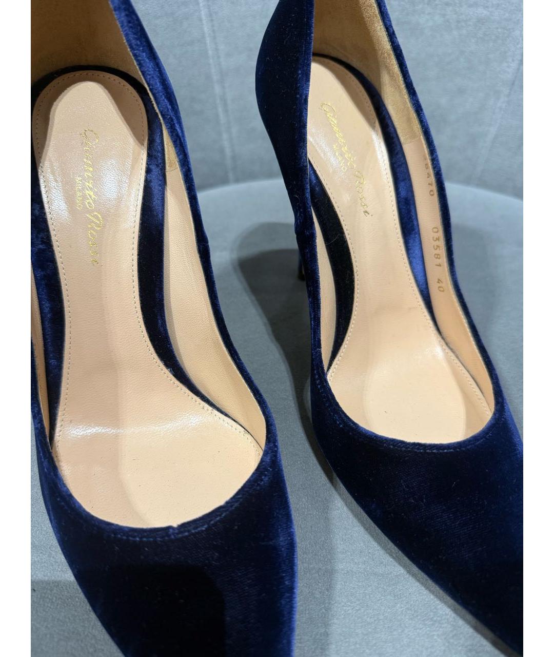 GIANVITO ROSSI Темно-синие бархатные туфли, фото 6