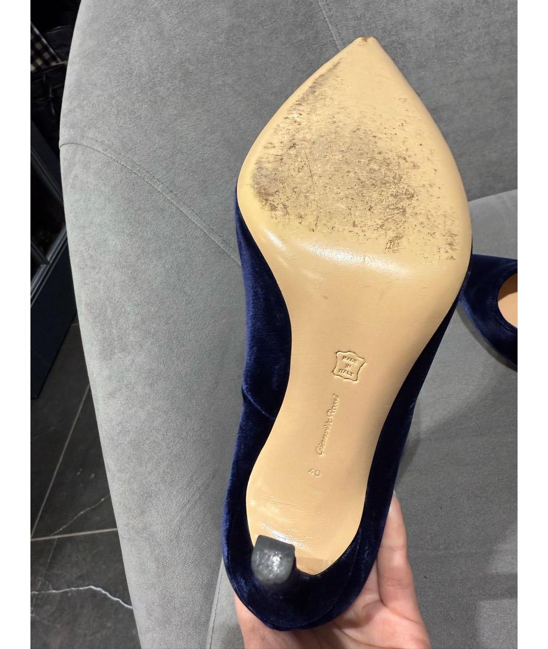GIANVITO ROSSI Темно-синие бархатные туфли, фото 5