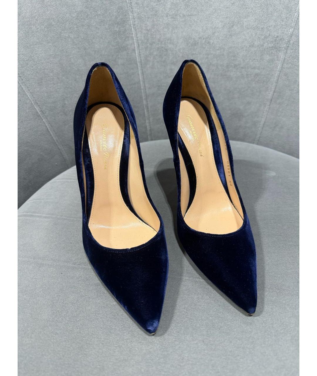 GIANVITO ROSSI Темно-синие бархатные туфли, фото 2