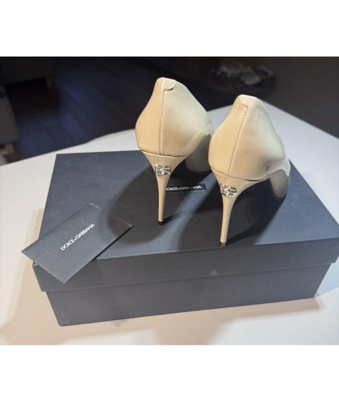 DOLCE&GABBANA Бежевые туфли из лакированной кожи, фото 4