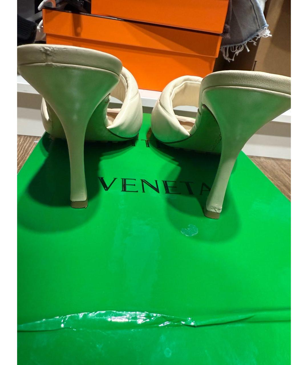 BOTTEGA VENETA Бежевые кожаные мюли, фото 5