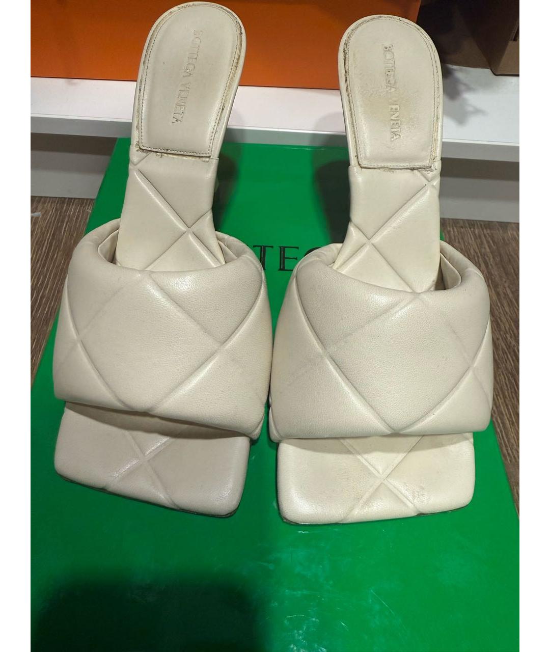 BOTTEGA VENETA Бежевые кожаные мюли, фото 2