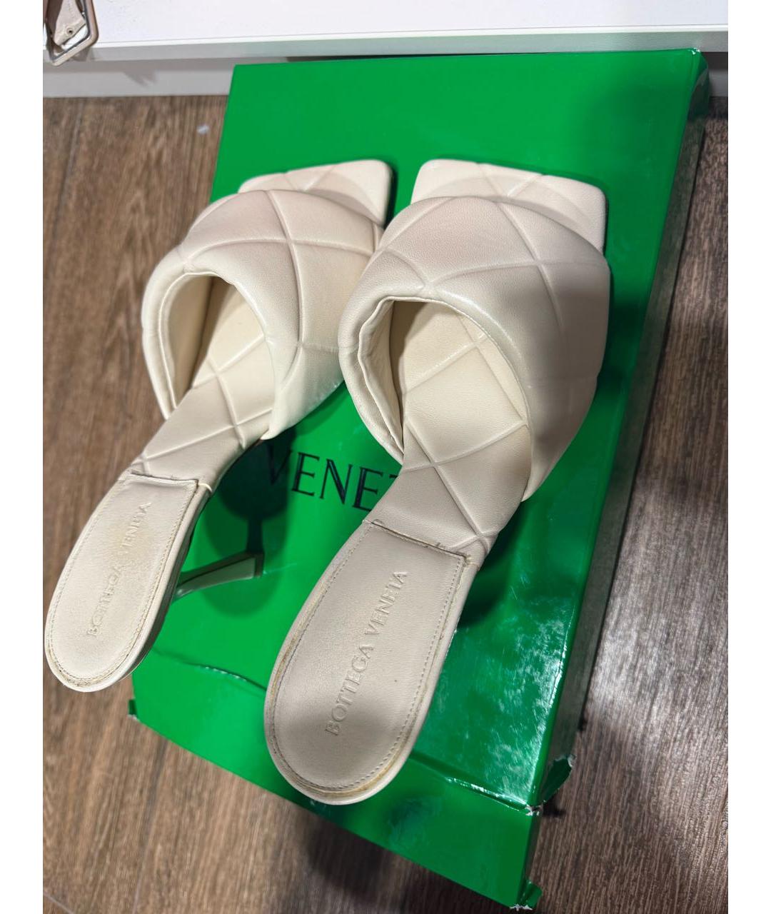 BOTTEGA VENETA Бежевые кожаные мюли, фото 3