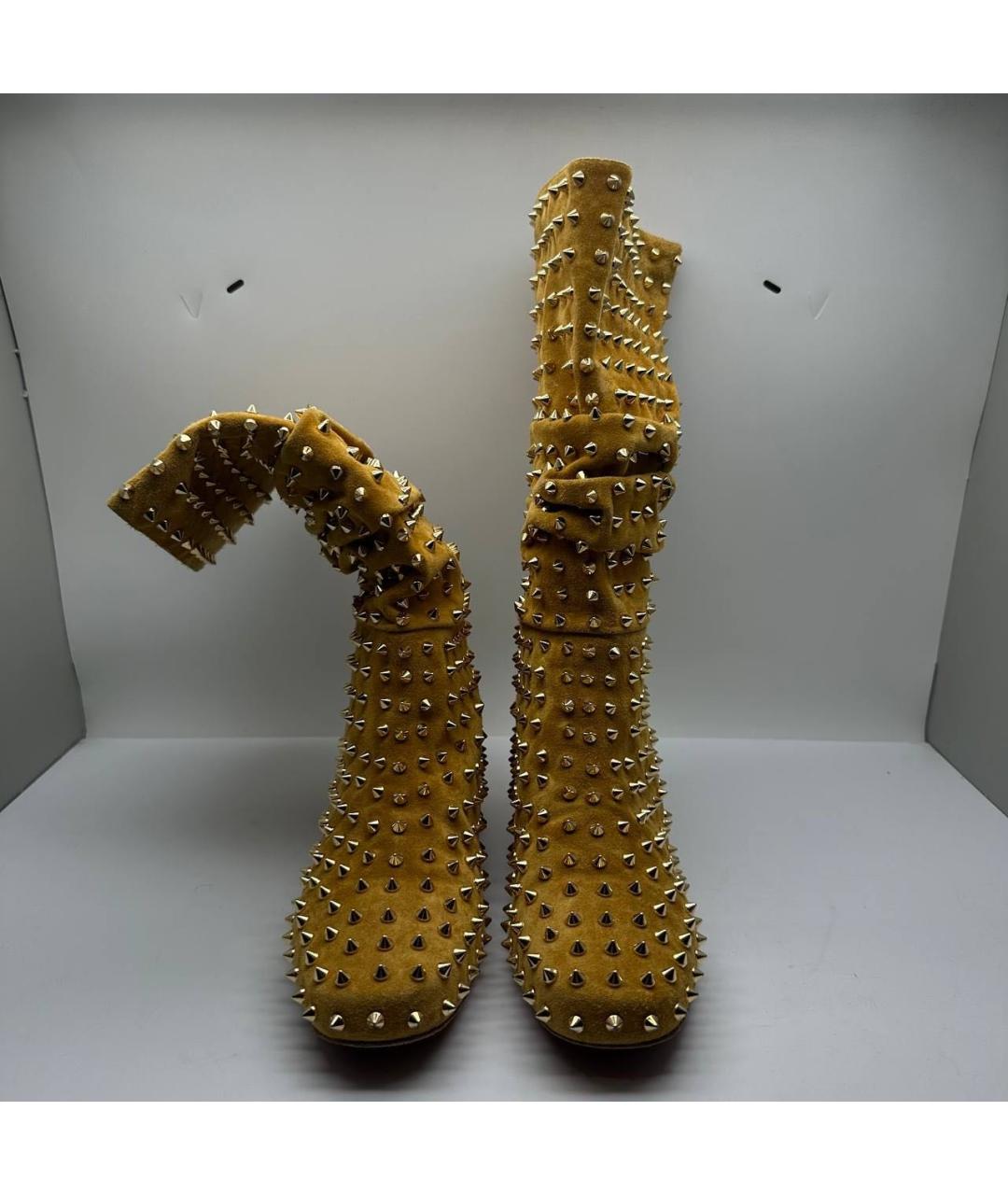 CHRISTIAN LOUBOUTIN Горчичные замшевые сапоги, фото 2