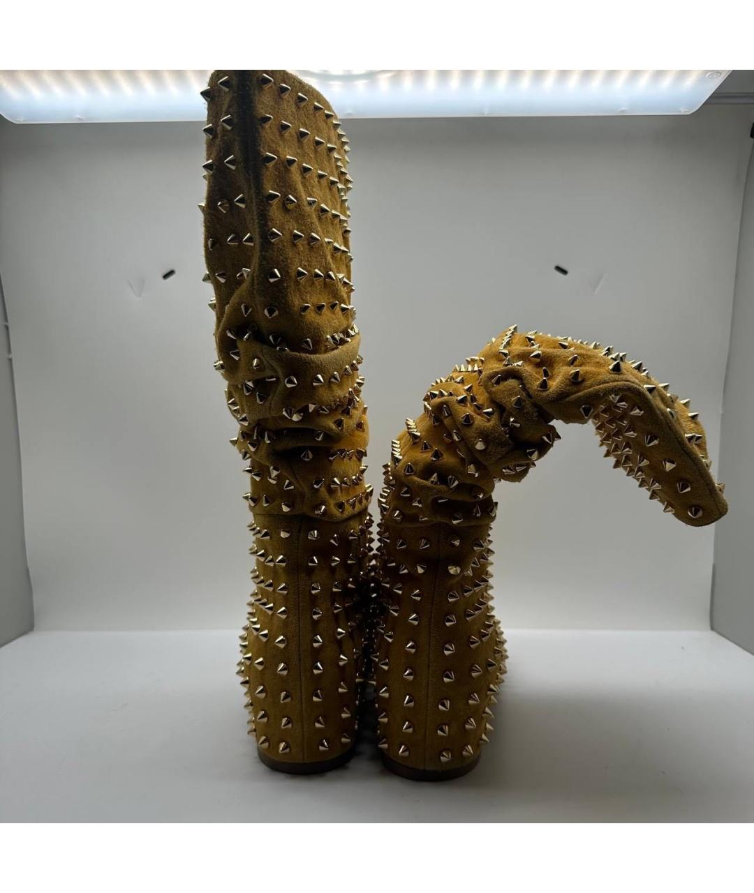 CHRISTIAN LOUBOUTIN Горчичные замшевые сапоги, фото 4