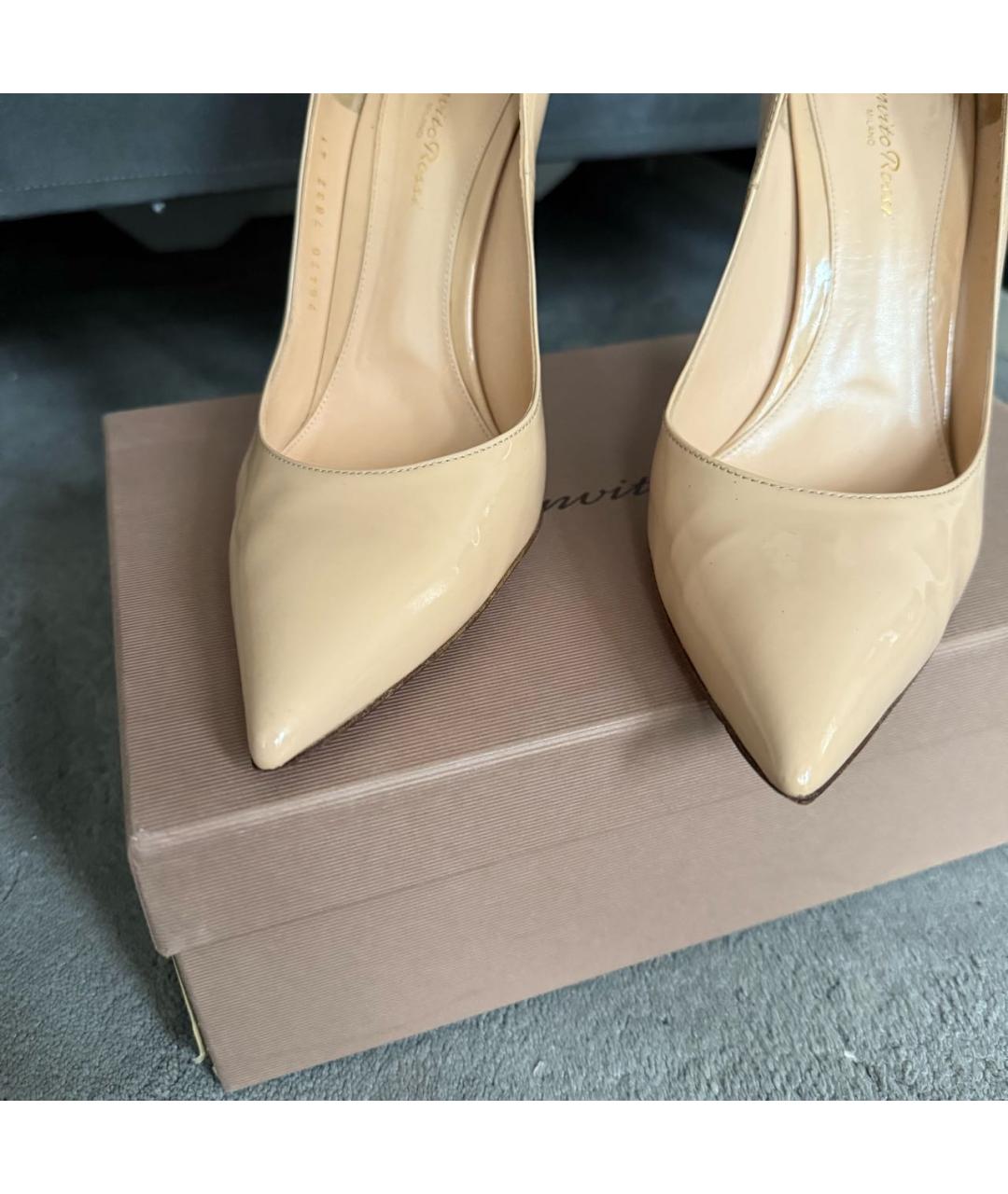 GIANVITO ROSSI Бежевые туфли из лакированной кожи, фото 3