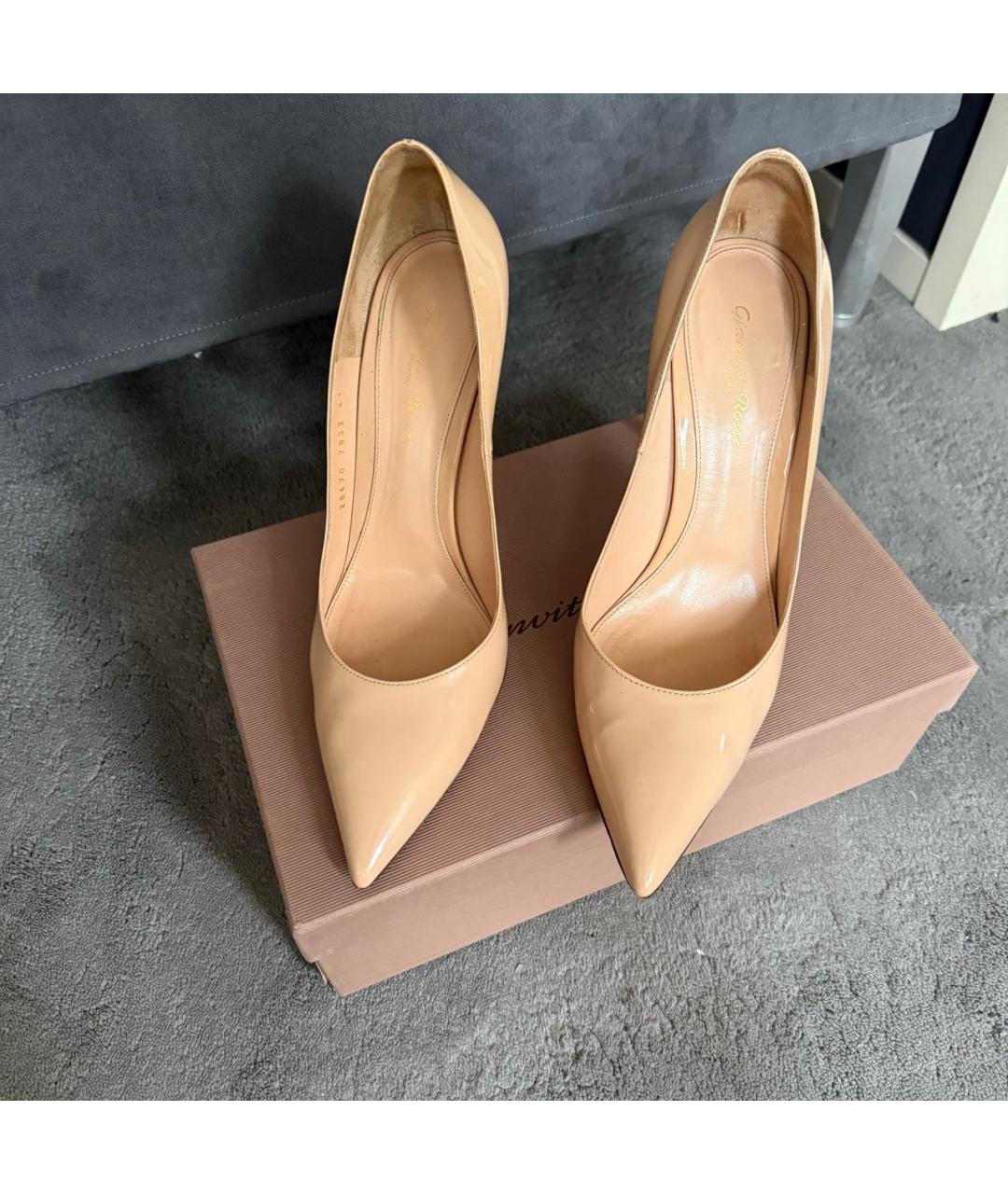 GIANVITO ROSSI Бежевые туфли из лакированной кожи, фото 2