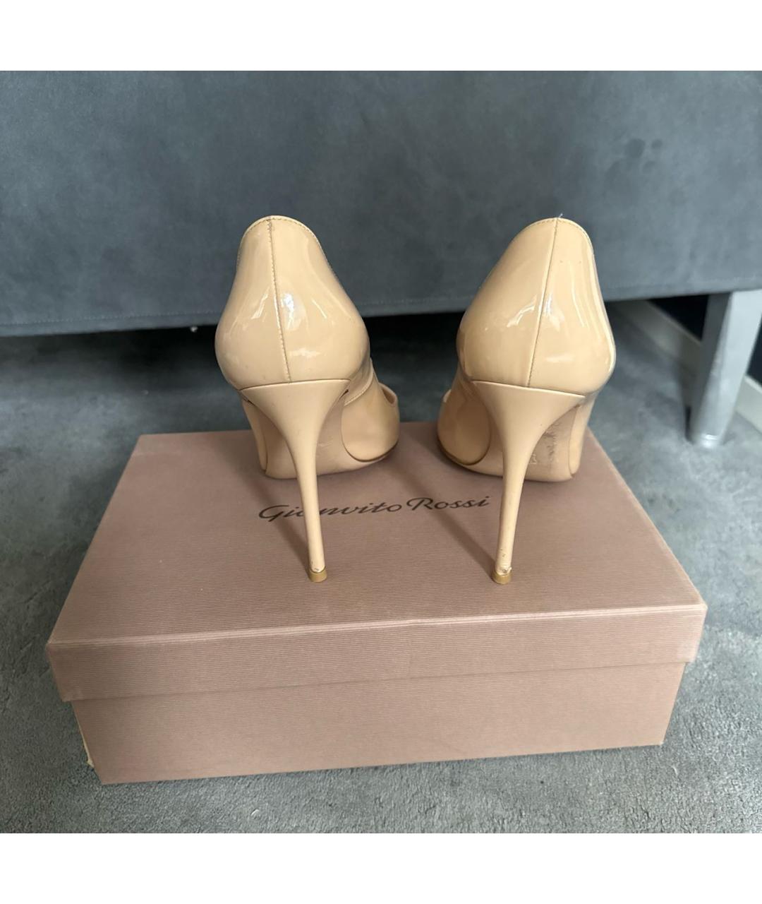 GIANVITO ROSSI Бежевые туфли из лакированной кожи, фото 4