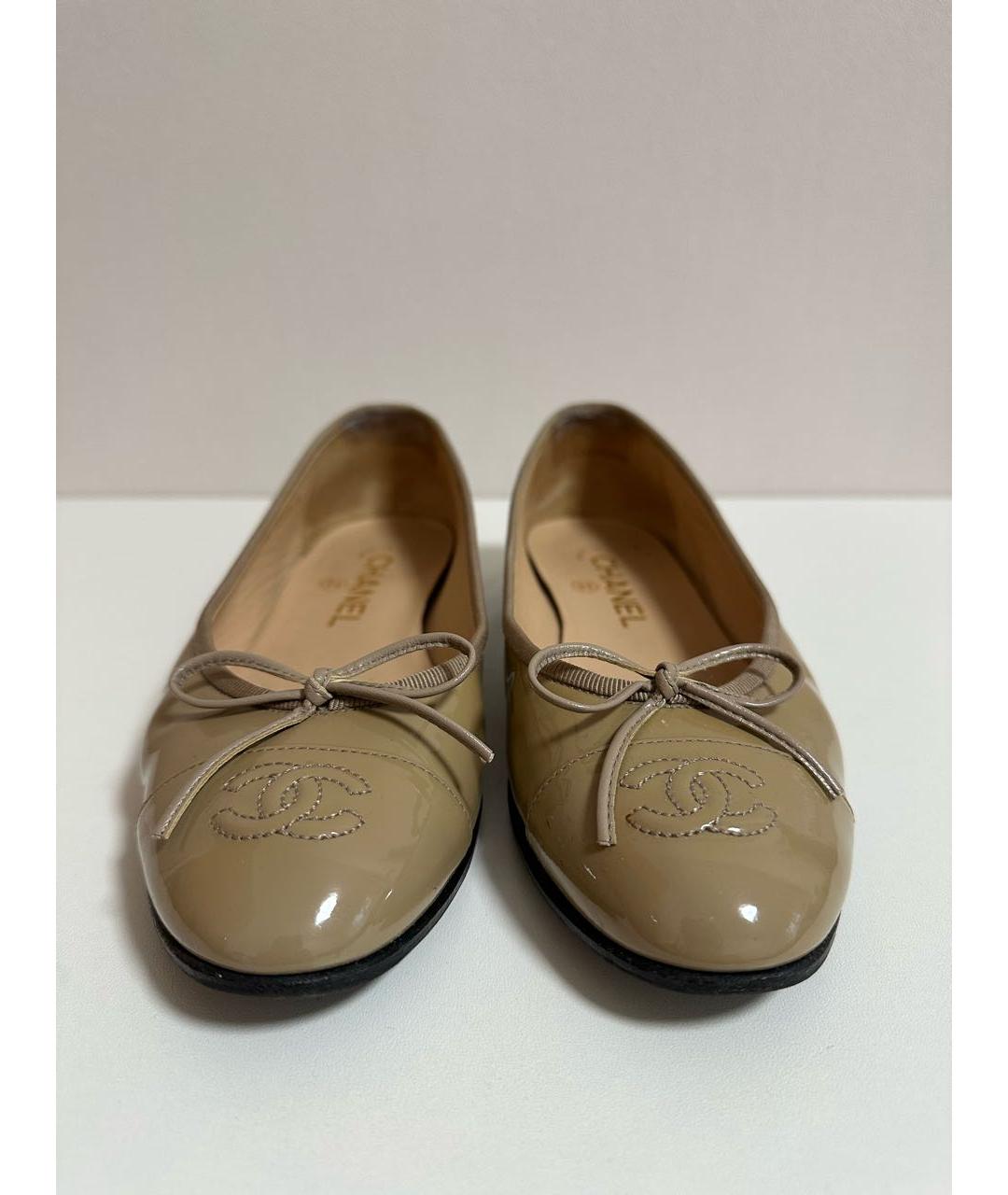 CHANEL Бежевые балетки из лакированной кожи, фото 2
