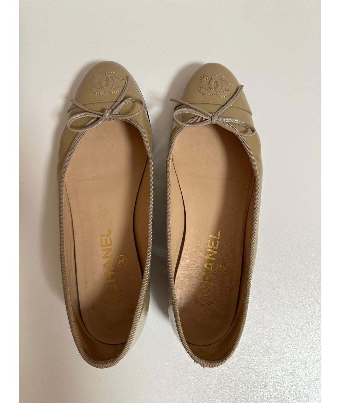 CHANEL Бежевые балетки из лакированной кожи, фото 3