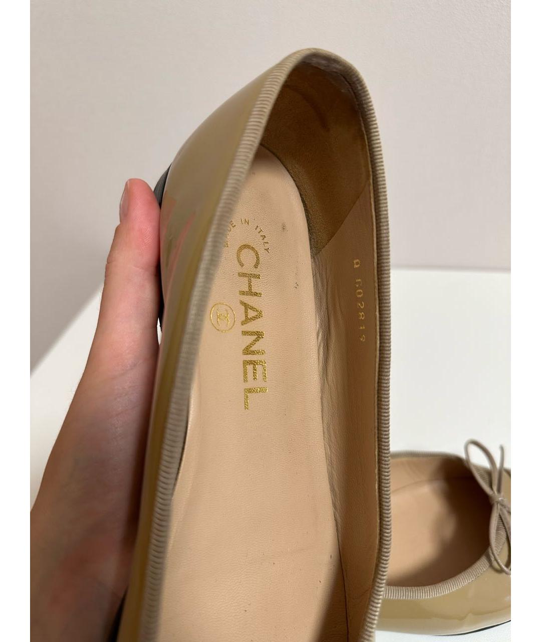 CHANEL Бежевые балетки из лакированной кожи, фото 7