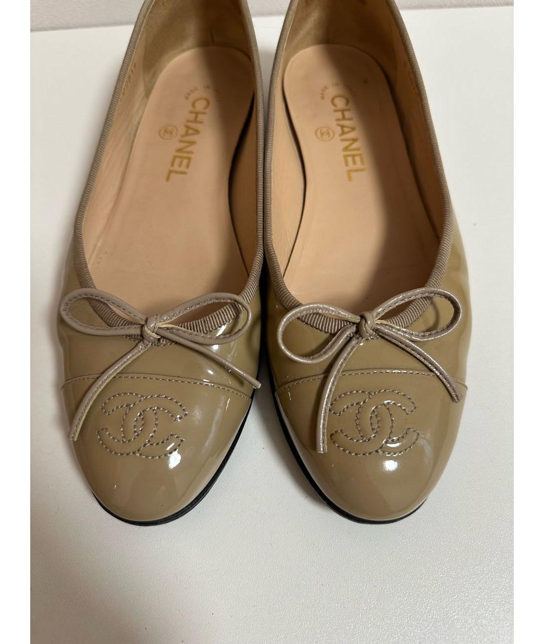 CHANEL Бежевые балетки из лакированной кожи, фото 6