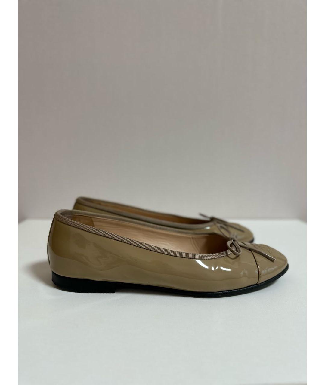 CHANEL Бежевые балетки из лакированной кожи, фото 9