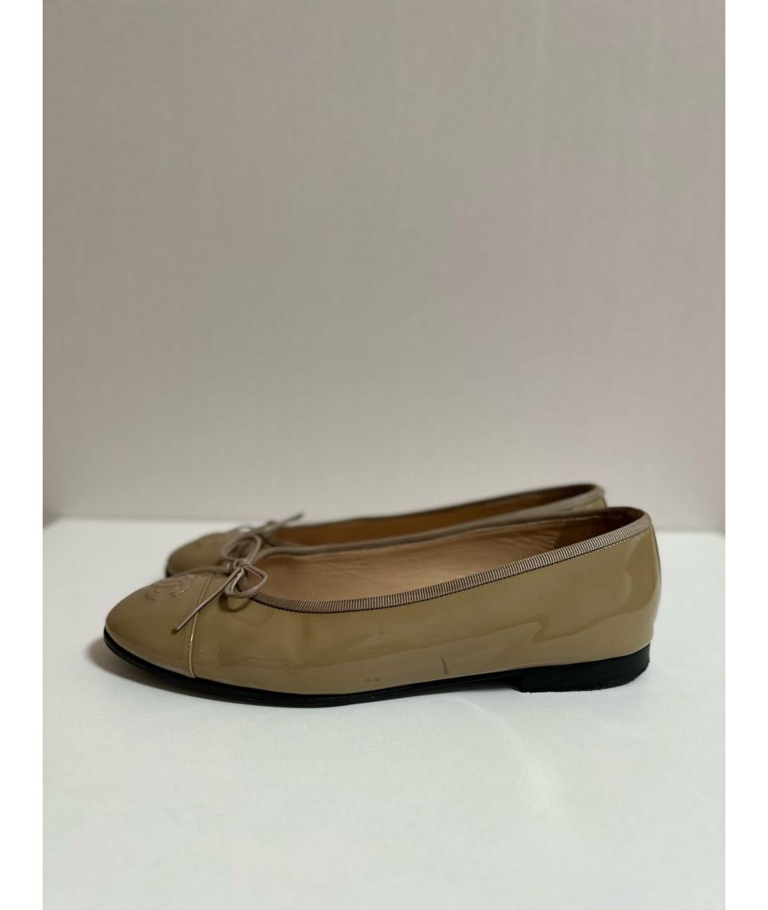 CHANEL Бежевые балетки из лакированной кожи, фото 8