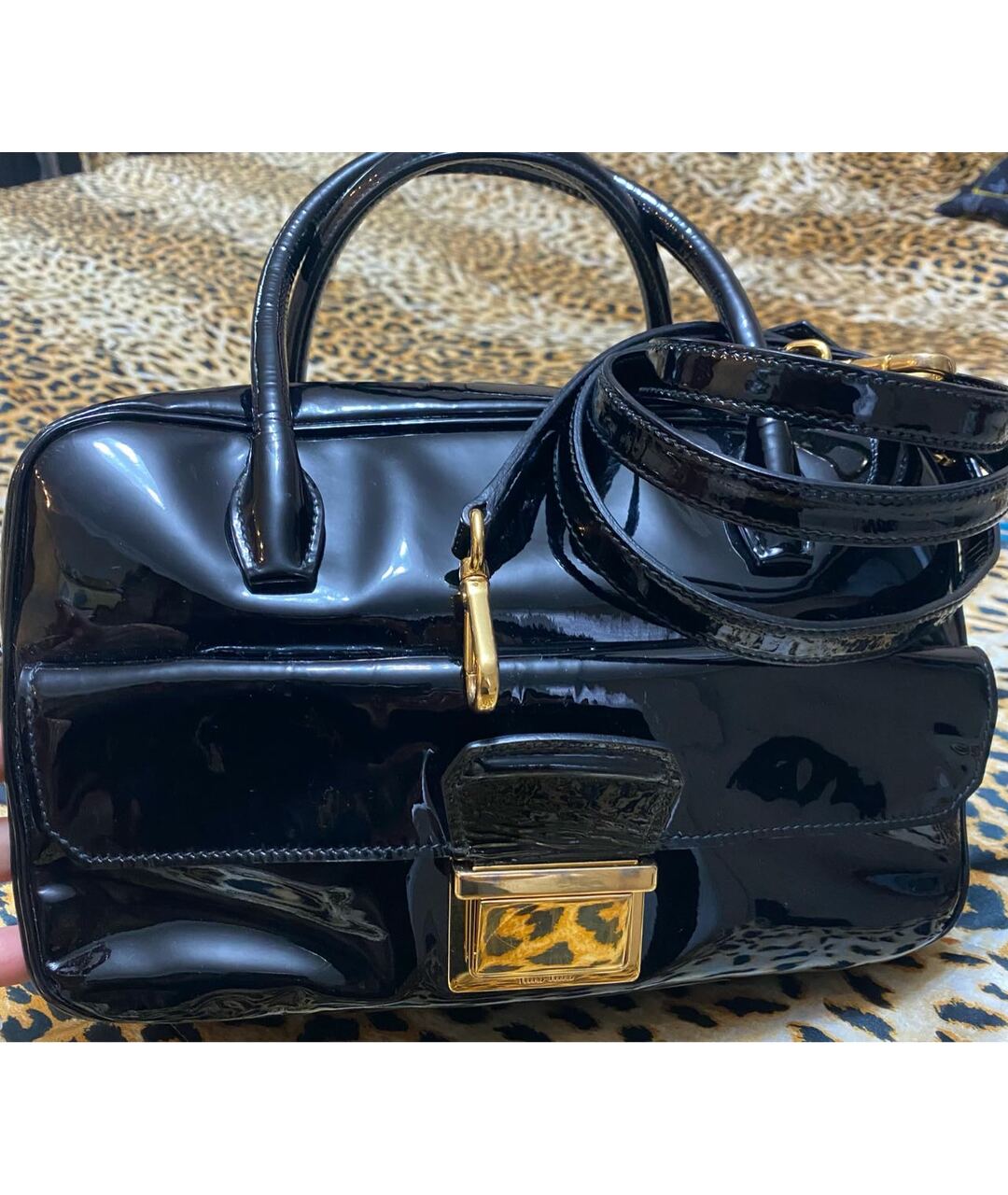 MIU MIU Черная сумка тоут из лакированной кожи, фото 3