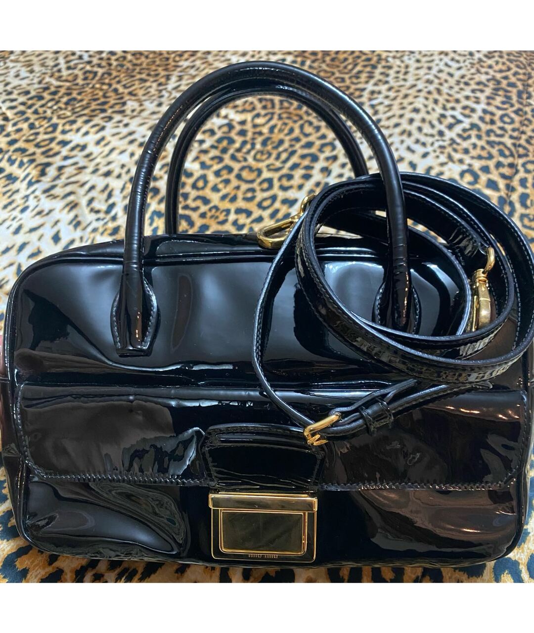 MIU MIU Черная сумка тоут из лакированной кожи, фото 4