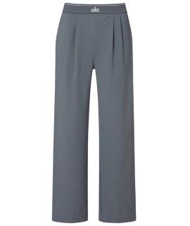 ALO YOGA Спортивные брюки и шорты